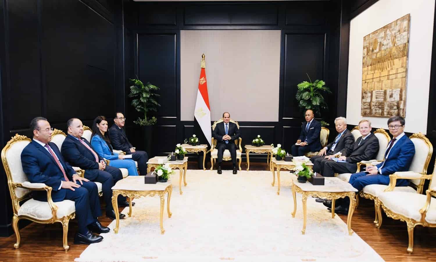 السيسي يتطلع لتعاون لبنك الآسيوي للاستثمار في البنية التحتية مع مصر في مجالات النقل والطاقة النظيفة